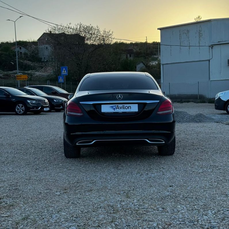 Mercedes Benz – C220